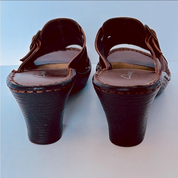 Clarks Sz 8.5 Sandals Slides Brown Leather Buckle Faux Wooden Heel - Picture 4 of 6
